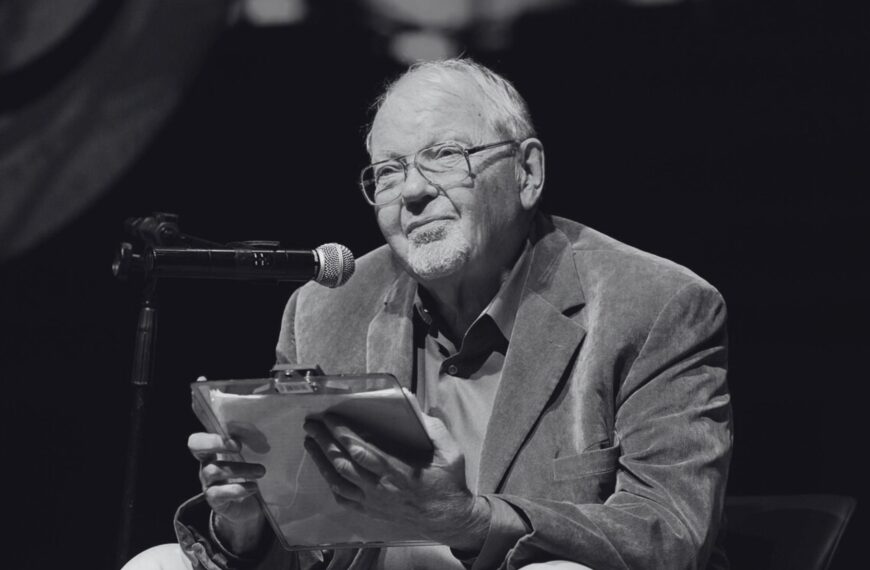 Fotografía de Fredric Jameson realizada por Fronteiras do Pensamento, tomada el 1 de enero de 2000 (licencia CC. 2.0).