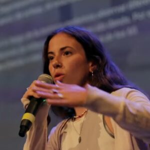 Fotografía de Myriam Rodríguez del Real en una conferencia