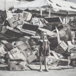 Imagen de distopía: niña con máscara entre basura