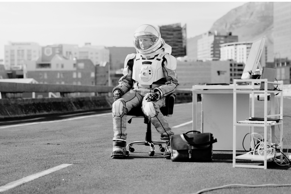 Un mundo distópico: astronauta en una carretera en la Tierra.