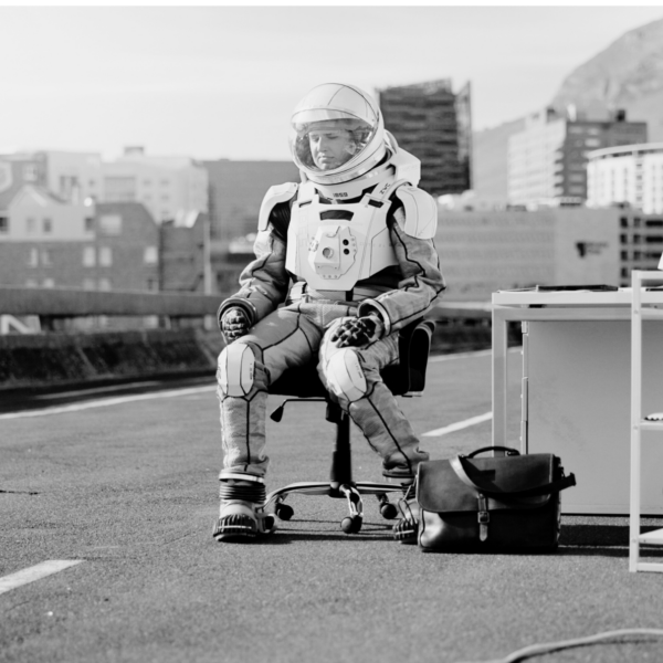 Un mundo distópico: astronauta en una carretera en la Tierra.