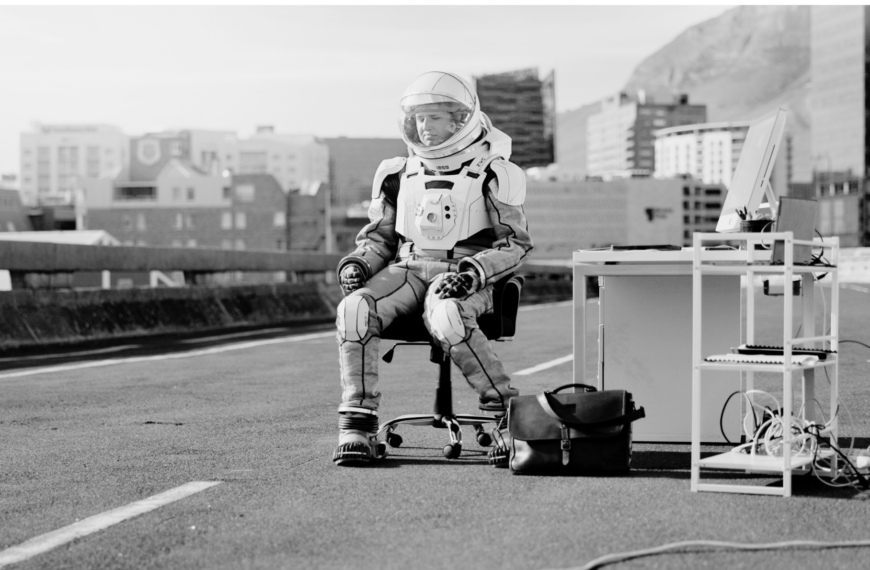 Un mundo distópico: astronauta en una carretera en la Tierra.