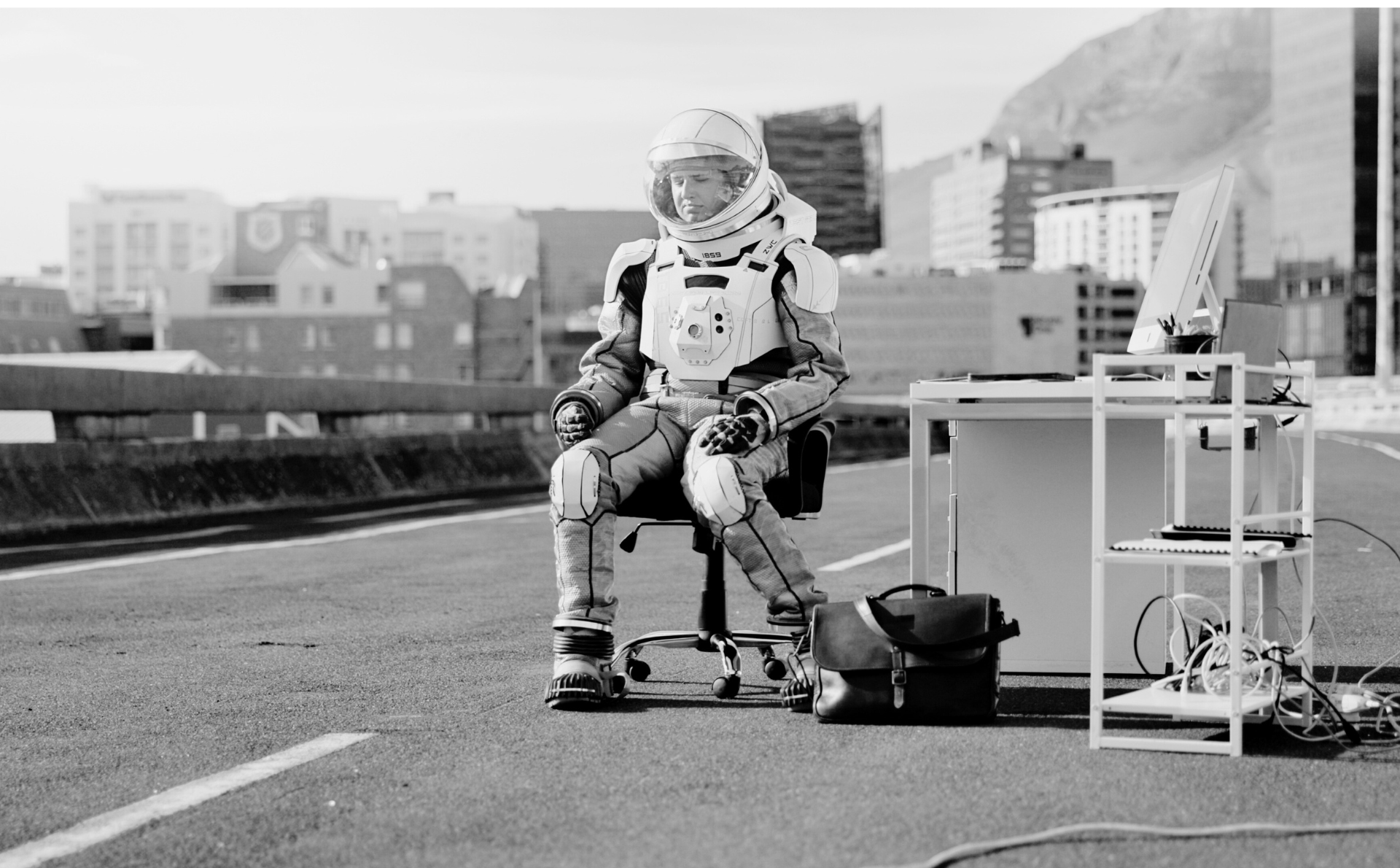 Un mundo distópico: astronauta en una carretera en la Tierra.