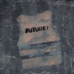 Lo distópico se representa a través de la silueta de un chaleco salvavavidas donde podemos leer un interrogante: "Future?". Imagen de Tomas Ryant en Pexels (licencia Canva Pro).