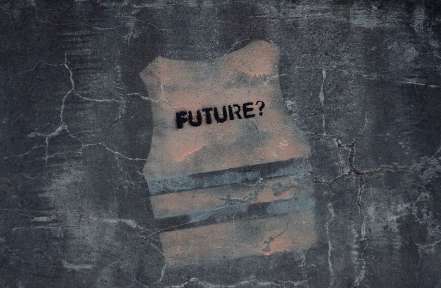 Lo distópico se representa a través de la silueta de un chaleco salvavavidas donde podemos leer un interrogante: "Future?". Imagen de Tomas Ryant en Pexels (licencia Canva Pro).