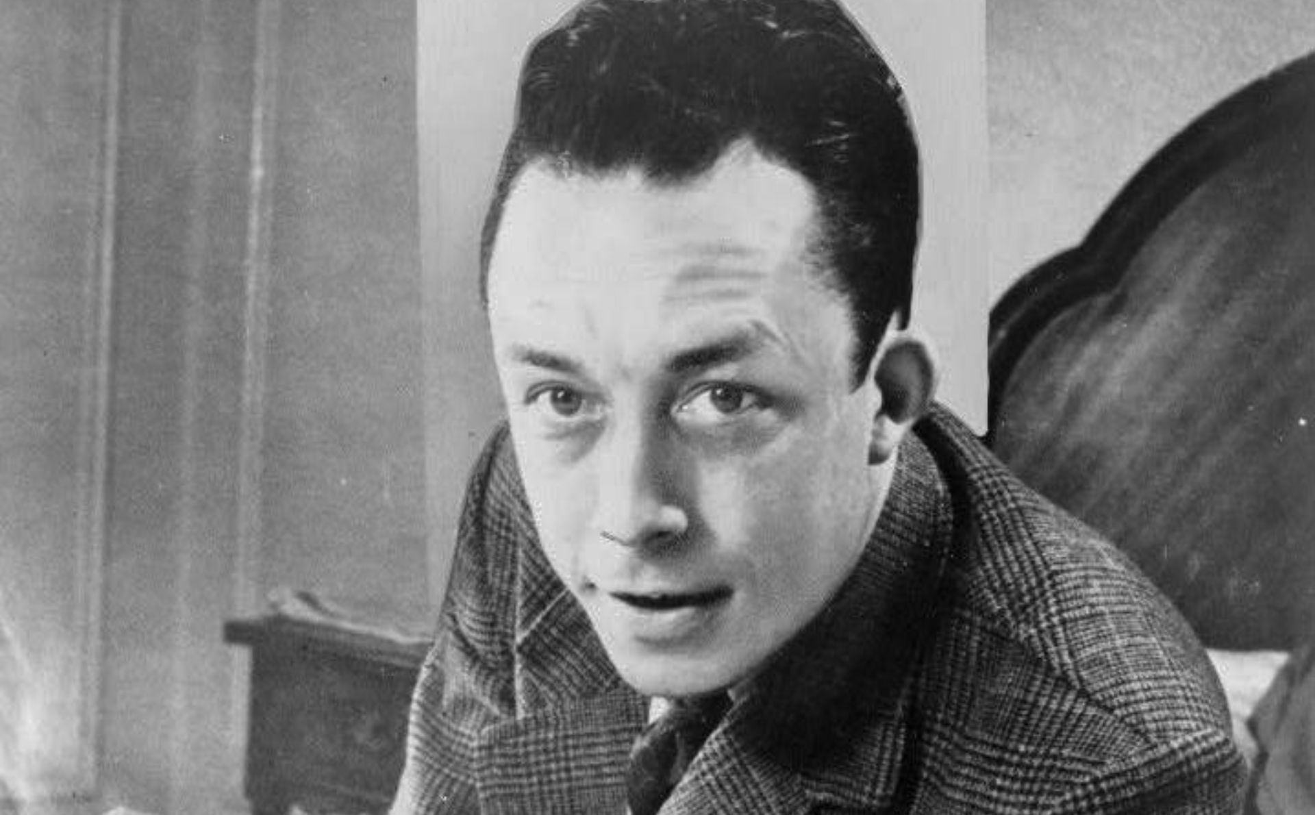 Albert Camus, ganador de un premio Nobel, fue un importante filósofo existencialista del siglo XX. Imagen de dominio público extraída de Wikimedia Commons.