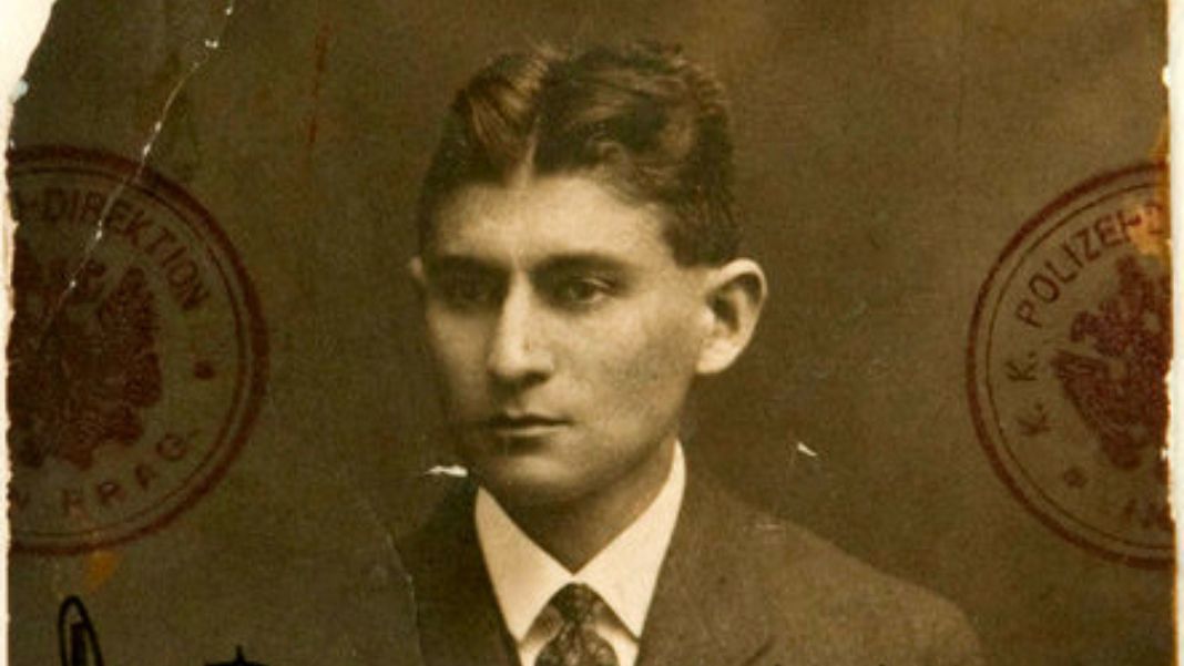 Considerado casi un profeta por su pensamiento premonitorio sobre la sociedad burocrática, la obra de Kafka no ha perdido actualidad. Imagen de dominio público, distribuida por Wikimedia Commons.