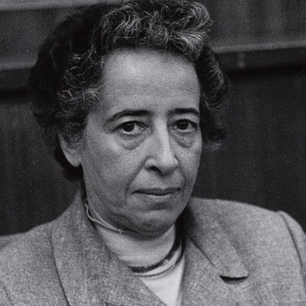 Los horrores del totalitarismo y el Holocausto son algunas de las grandes preocupaciones de Hannah Arendt. Fotografía de Hannah Arendt, extraída de Wikimedia Commons, con licencia CC BY-SA 4.0.