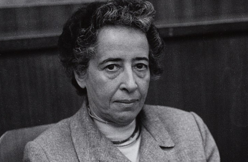 Los horrores del totalitarismo y el Holocausto son algunas de las grandes preocupaciones de Hannah Arendt. Fotografía de Hannah Arendt, extraída de Wikimedia Commons, con licencia CC BY-SA 4.0.