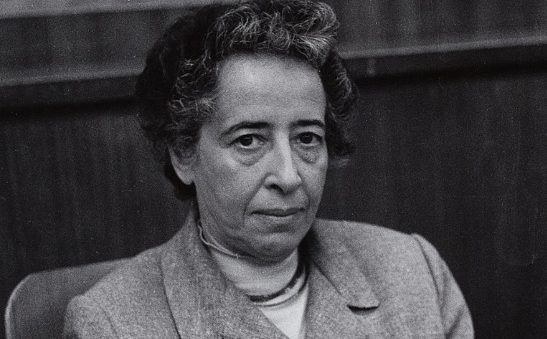 Los horrores del totalitarismo y el Holocausto son algunas de las grandes preocupaciones de Hannah Arendt. Fotografía de Hannah Arendt, extraída de Wikimedia Commons, con licencia CC BY-SA 4.0.