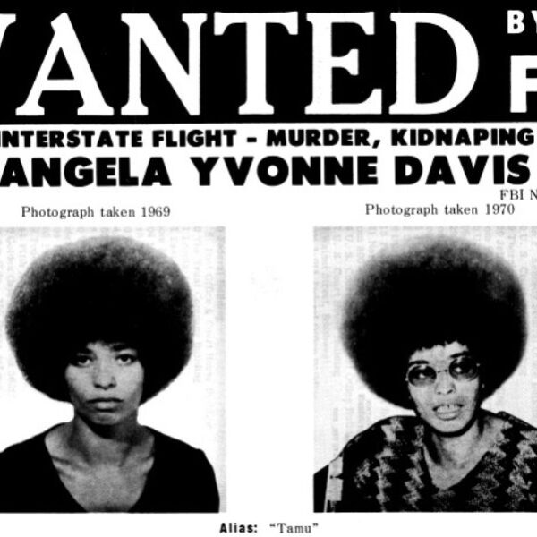 Angela Davis en su imagen de búsqueda y captura por el FBI en base a una orden federal emitida el 15 de agosto de 1970 por fugarse para evitar su procesamiento. Imagen de dominio público.