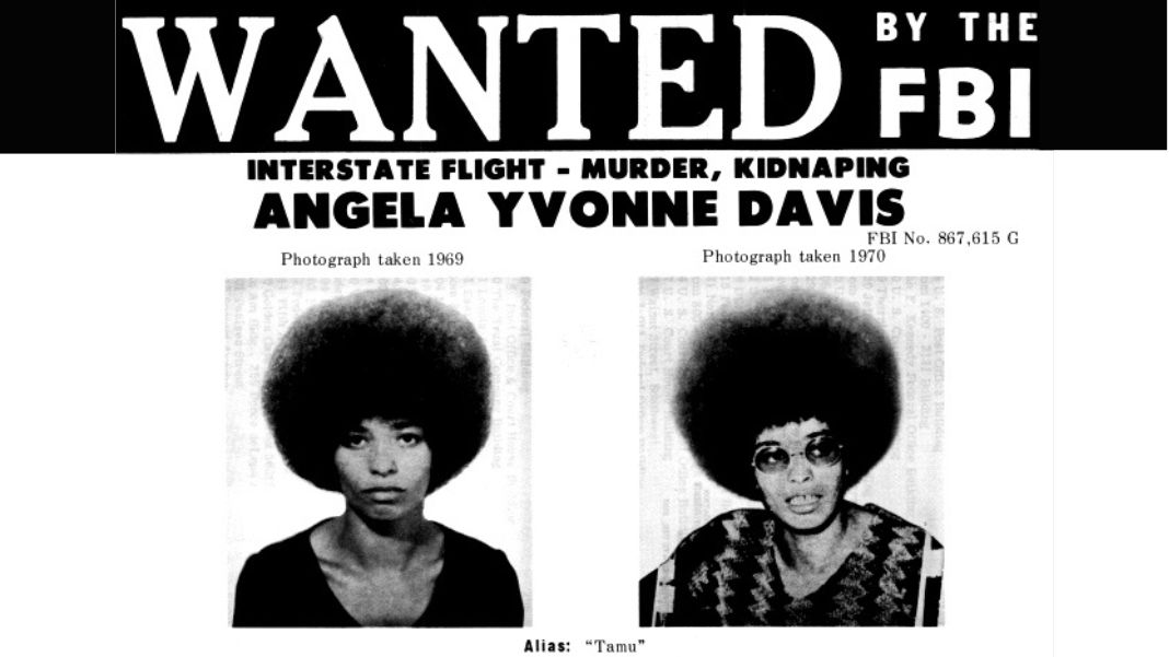 Angela Davis en su imagen de búsqueda y captura por el FBI en base a una orden federal emitida el 15 de agosto de 1970 por fugarse para evitar su procesamiento. Imagen de dominio público.