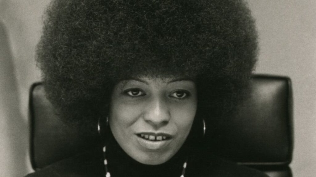 Retrato de Angela Davis de Bernard Gotfryd en 1974. Imagen de dominio público.