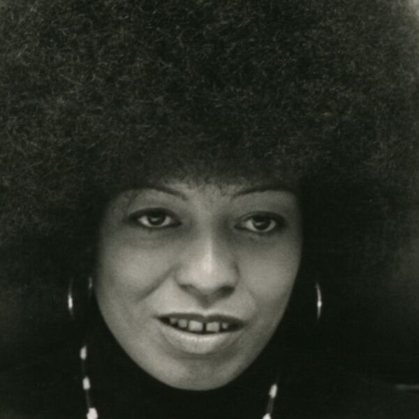 Retrato de Angela Davis de Bernard Gotfryd en 1974. Imagen de dominio público.