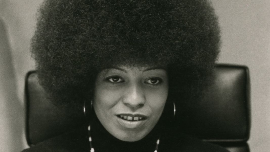 Retrato de Angela Davis de Bernard Gotfryd en 1974. Imagen de dominio público.