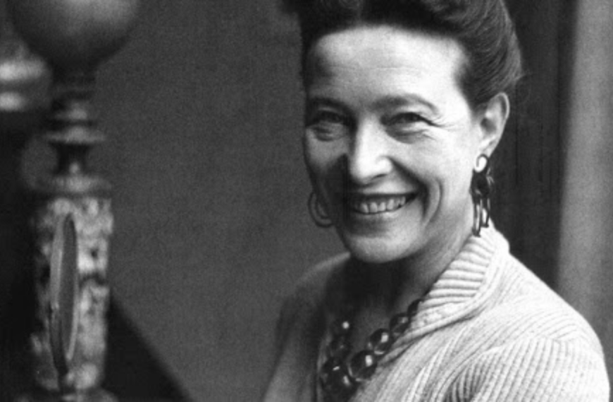Fotografía de Simone de Beauvoir de Wikimedia Commons, licencia CC 4.0.