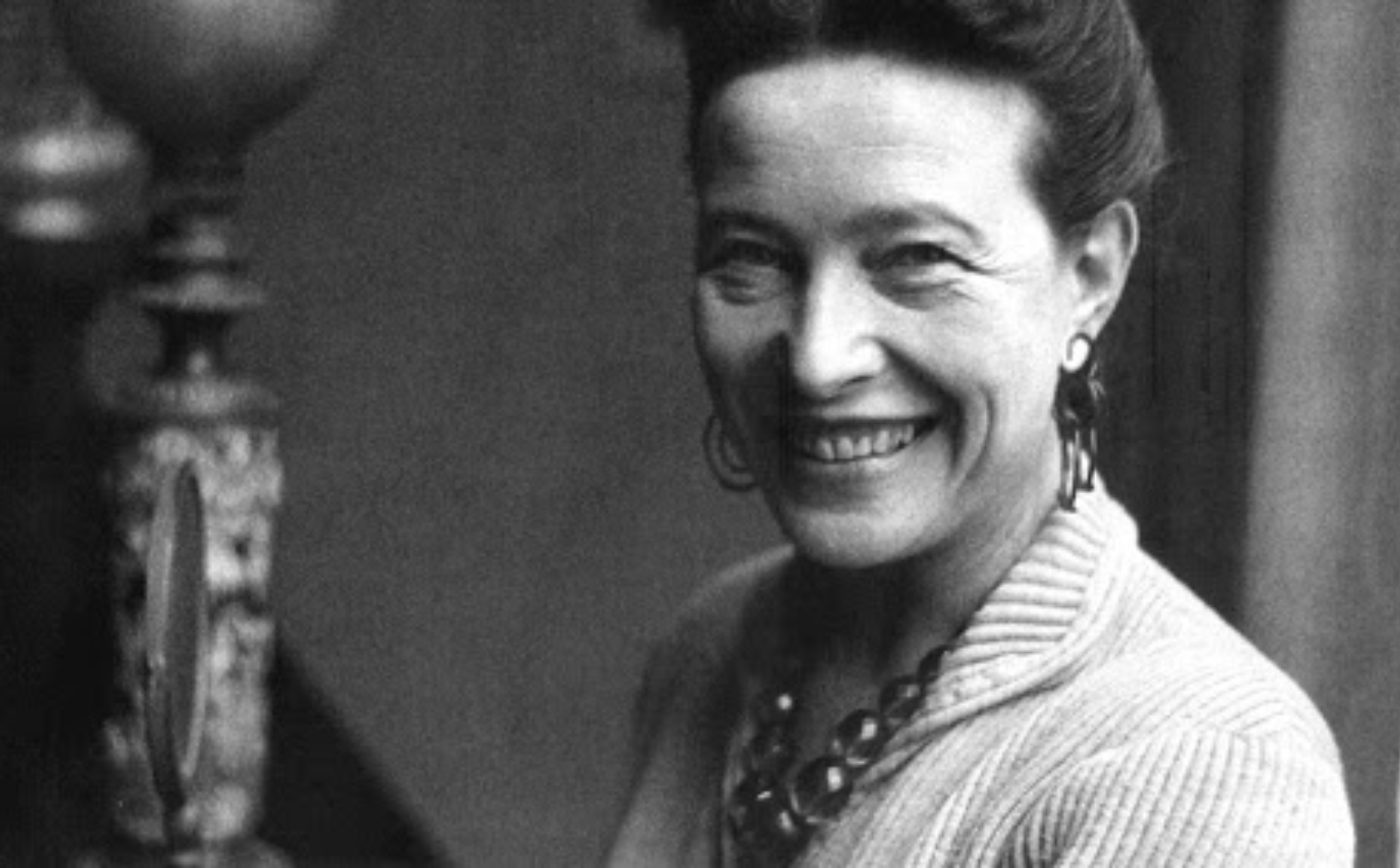 Fotografía de Simone de Beauvoir de Wikimedia Commons, licencia CC 4.0.