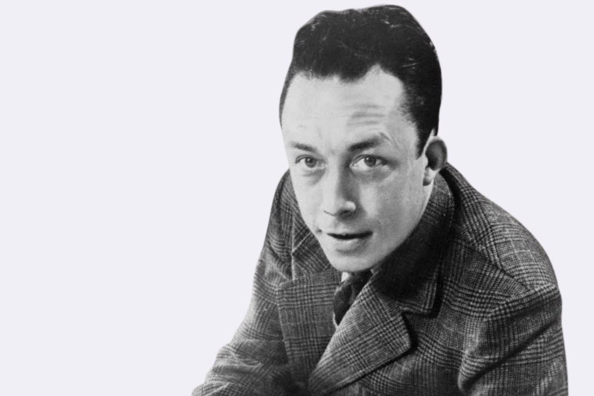 Fotografía de Albert Camus mirando a cámara.