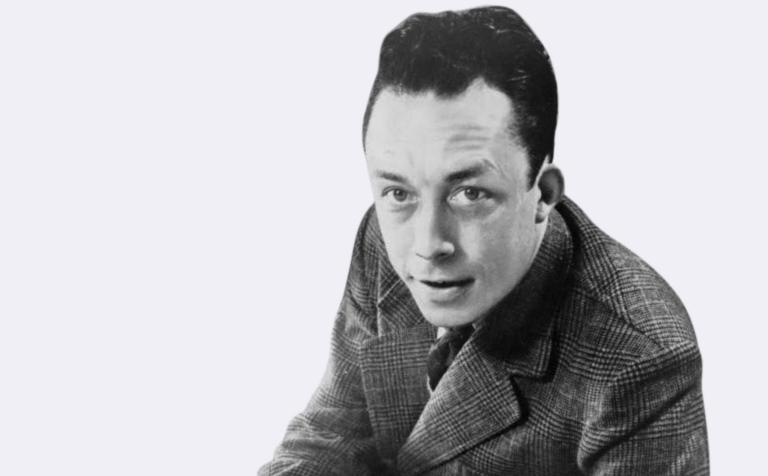 Fotografía de Albert Camus mirando a cámara.