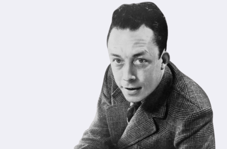 Fotografía de Albert Camus mirando a cámara.