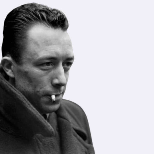 Imagen de Albert Camus, el autor de «El mito de Sísifo», fumando.