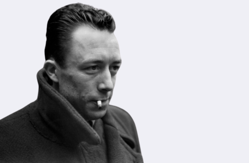 Imagen de Albert Camus, el autor de «El mito de Sísifo», fumando.