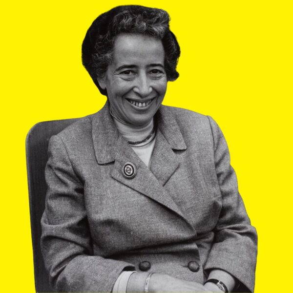 El significado de nuestra humanidad es lo que se pone en riesgo con la guerra, nos advierte Hannah Arendt. Diseño a partir de imagen de Hannah Arendt en 1958, extraída de Wikimedia Commons (Dominio Público).