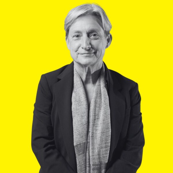 Judith Butler relaciona la reflexión en torno a la guerra con la del concepto de violencia. Diseño a partir de imagen de Judith Butler en 2018 en el CCCB, de dominip público. Extraída de Wikimedia Commons.