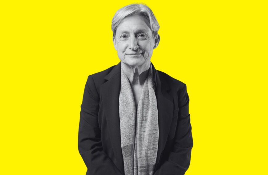 Judith Butler relaciona la reflexión en torno a la guerra con la del concepto de violencia. Diseño a partir de imagen de Judith Butler en 2018 en el CCCB, de dominip público. Extraída de Wikimedia Commons.