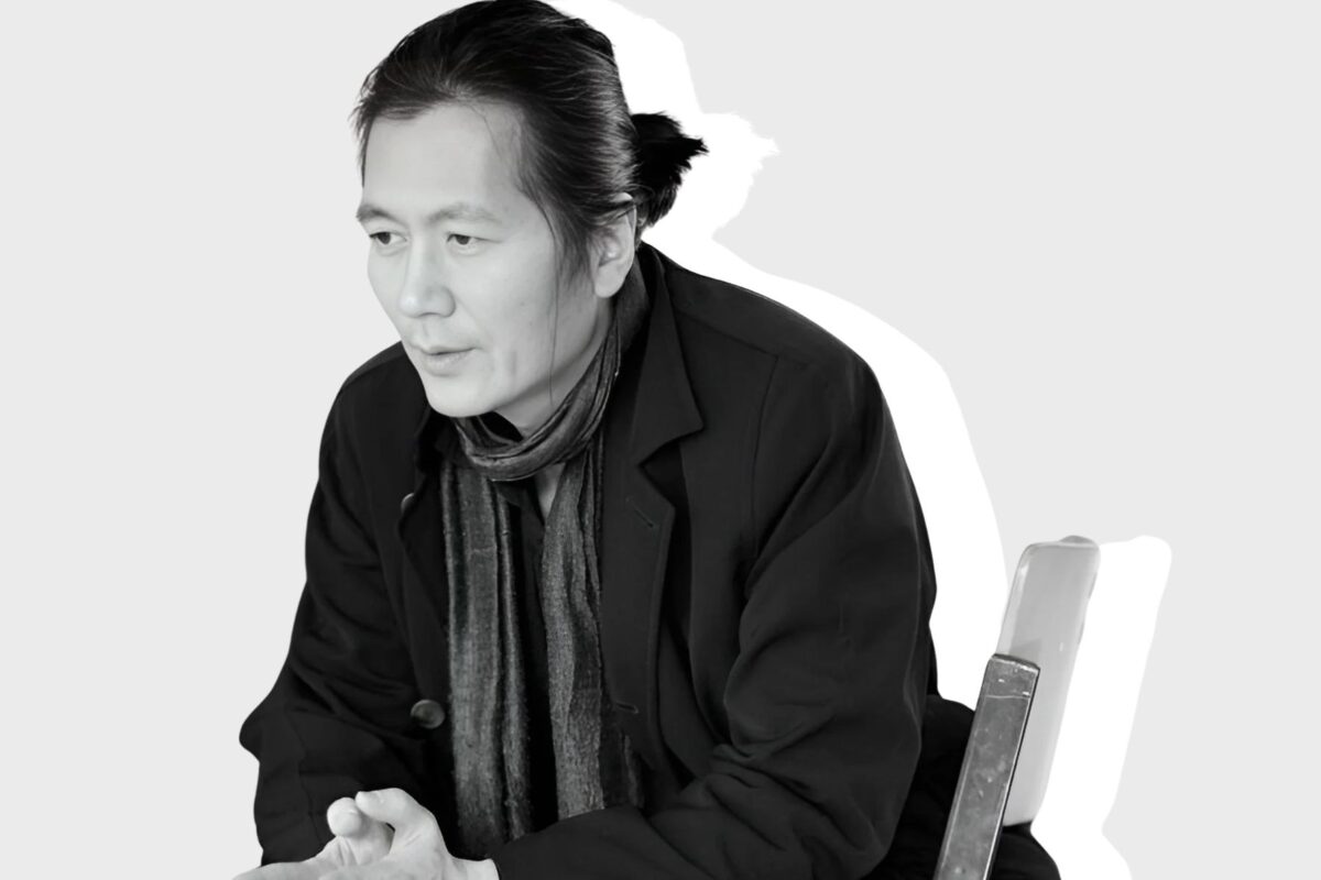 Fotografía de Byung-Chul Han sentado en una silla (diseño a partir de la fotografía).