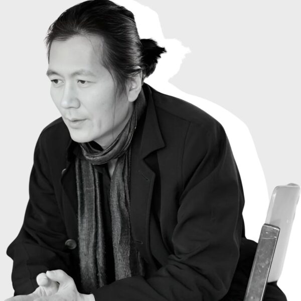 Fotografía de Byung-Chul Han sentado en una silla (diseño a partir de la fotografía).