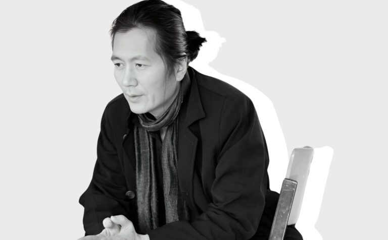 Fotografía de Byung-Chul Han sentado en una silla (diseño a partir de la fotografía).