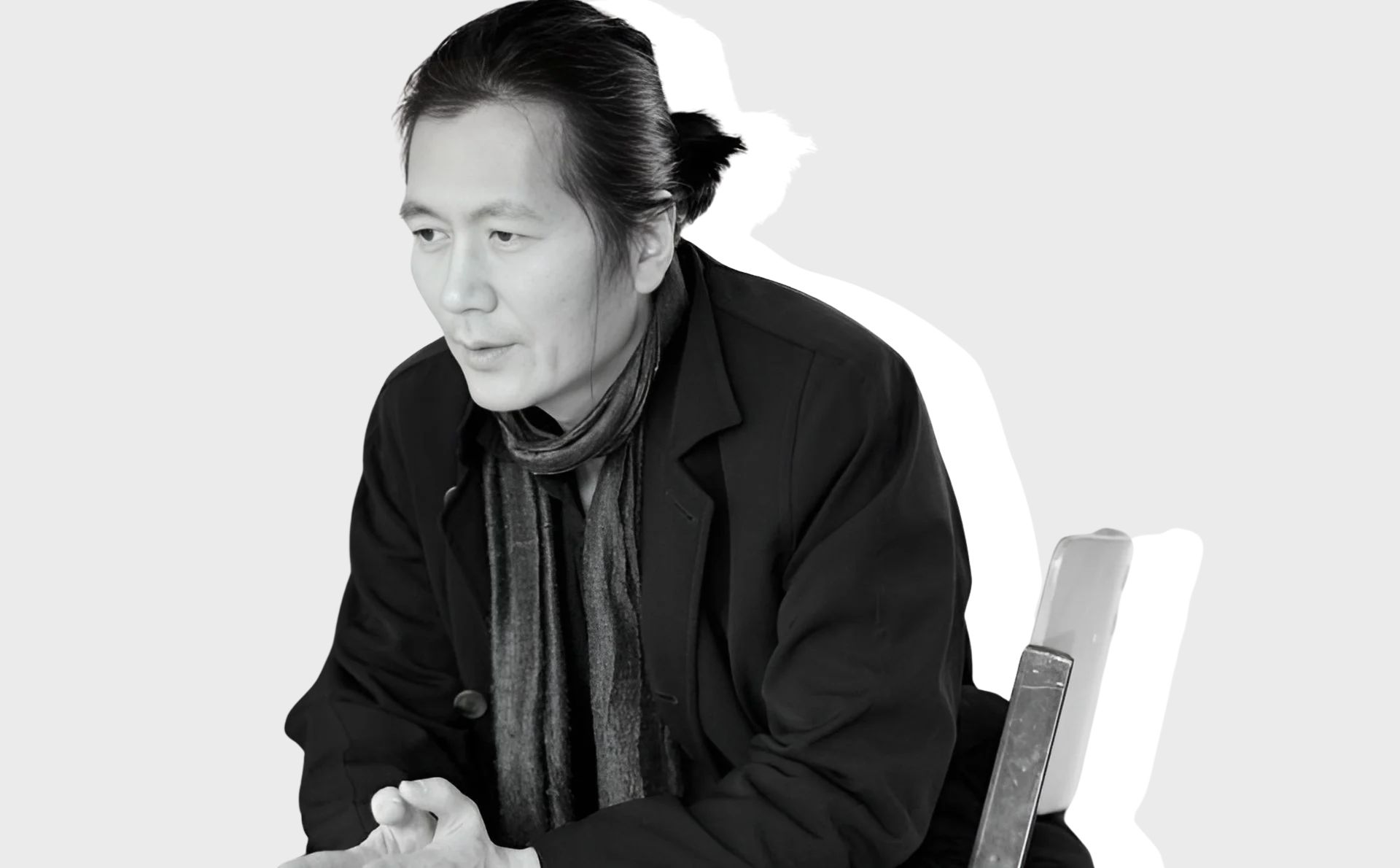 Fotografía de Byung-Chul Han sentado en una silla (diseño a partir de la fotografía).