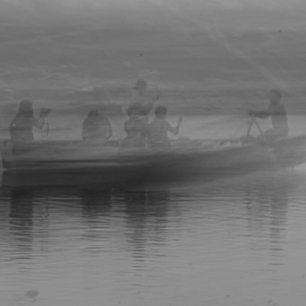 Existimos pero, ¿quienes somos? En la imagen se ve una barcaza con gente remando, difuminada entre la niebla.