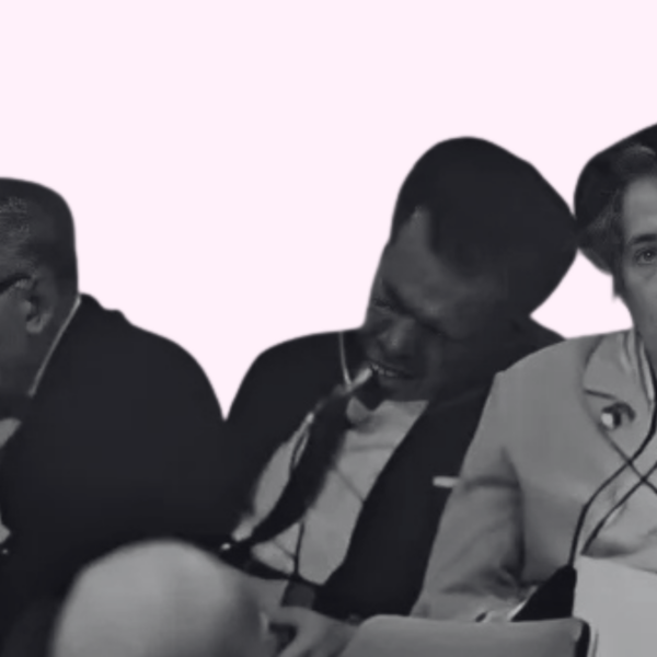 Diseño realizado a partir de la fotografía de Hannah Arendt en Jerusalén durante el juicio de Adolf Eichmann en 1961; imagen de dominio público ampliada con inteligencia artificial.