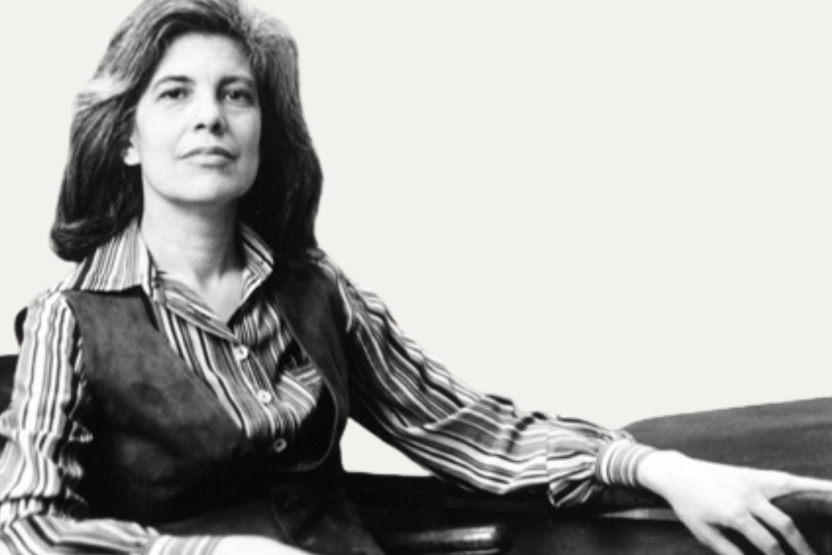 Estas diez citas de Susan Sontag nos adentran en su brillante pensamiento sobre el mundo que vivimos. Fotografía de Lynn Gilbert, licencia CC BY-SA 4.0, extraída de Wikimedia Commons.
