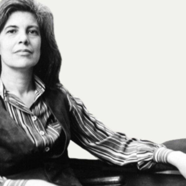 Estas diez citas de Susan Sontag nos adentran en su brillante pensamiento sobre el mundo que vivimos. Fotografía de Lynn Gilbert, licencia CC BY-SA 4.0, extraída de Wikimedia Commons.