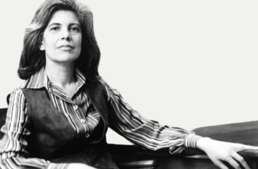 Estas diez citas de Susan Sontag nos adentran en su brillante pensamiento sobre el mundo que vivimos. Fotografía de Lynn Gilbert, licencia CC BY-SA 4.0, extraída de Wikimedia Commons.