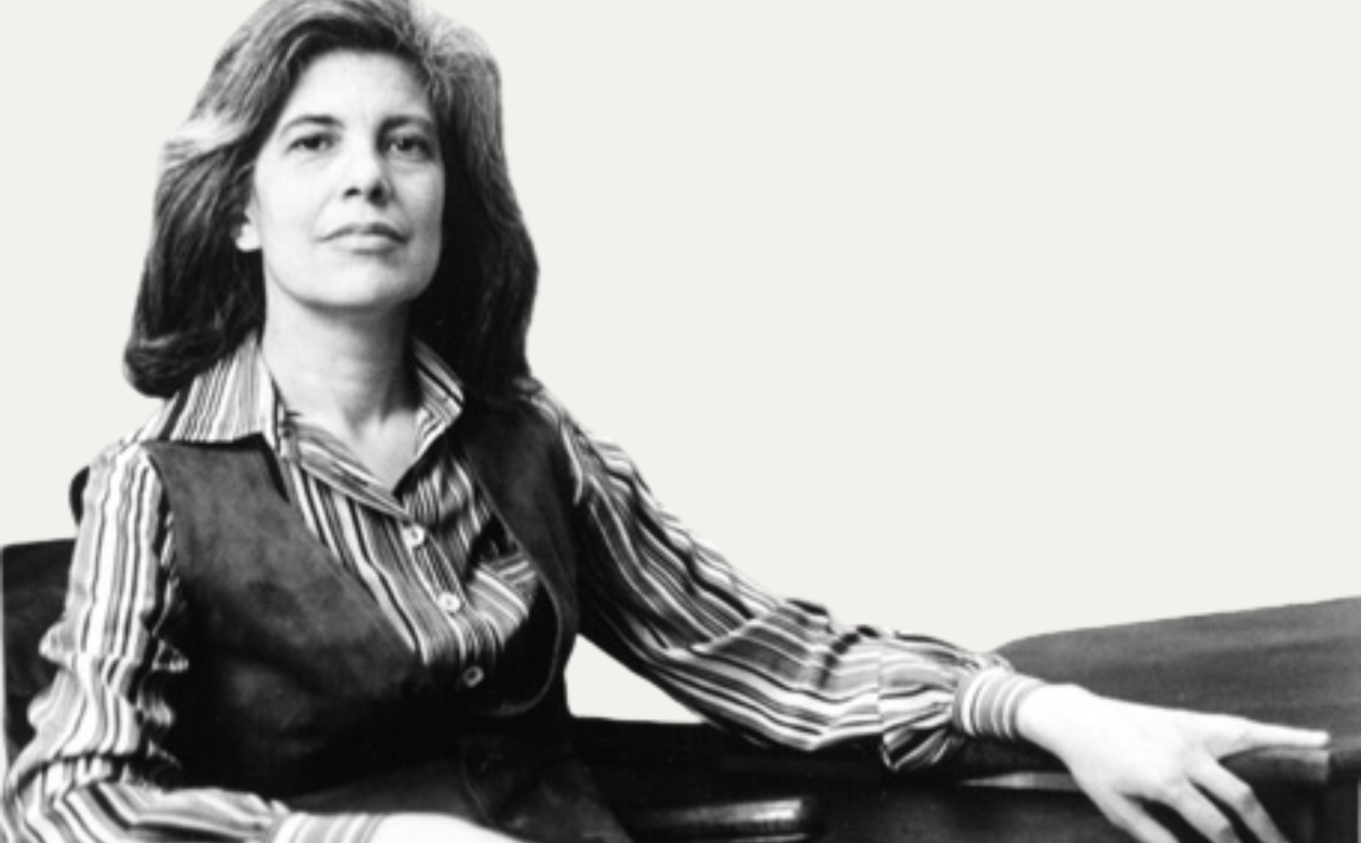 Estas diez citas de Susan Sontag nos adentran en su brillante pensamiento sobre el mundo que vivimos. Fotografía de Lynn Gilbert, licencia CC BY-SA 4.0, extraída de Wikimedia Commons.