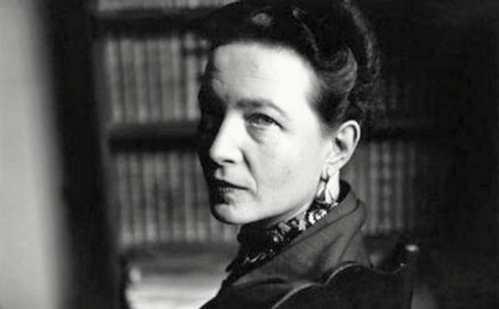 Página de Inicio 2025 A Simone de Beauvoir hay que volver constantemente si hablamos de filosofía y feminismo. Los movimientos feministas desde la segunda mitad del siglo XX, y aún hoy, en el XXI, miran una y otra vez y se alimentan de su obra «El segundo sexo». Imagen de Beauvoir de Elliott Erwitt, 1952, en Flickr, de dominio público.