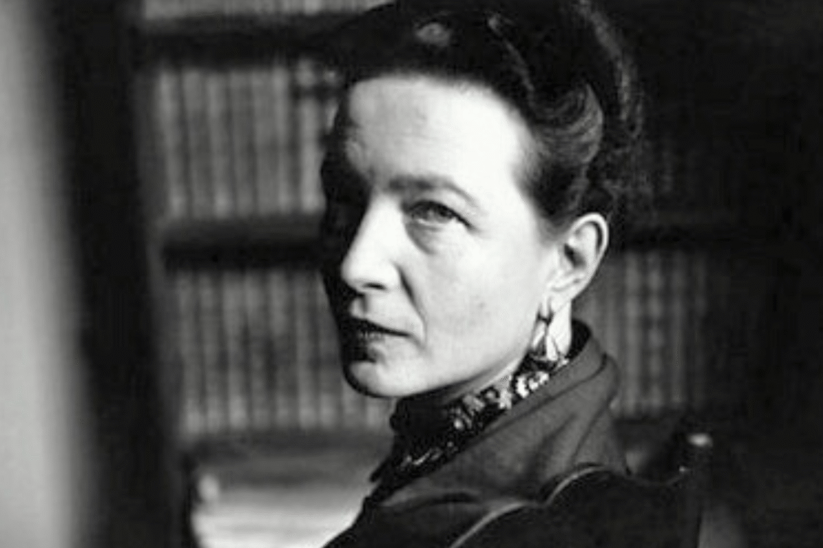 A Simone de Beauvoir hay que volver constantemente si hablamos de filosofía y feminismo. Los movimientos feministas desde la segunda mitad del siglo XX, y aún hoy, en el XXI, miran una y otra vez y se alimentan de su obra «El segundo sexo». Imagen de Beauvoir de Elliott Erwitt, 1952, en Flickr, de dominio público.