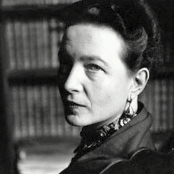 A Simone de Beauvoir hay que volver constantemente si hablamos de filosofía y feminismo. Los movimientos feministas desde la segunda mitad del siglo XX, y aún hoy, en el XXI, miran una y otra vez y se alimentan de su obra «El segundo sexo». Imagen de Beauvoir de Elliott Erwitt, 1952, en Flickr, de dominio público.