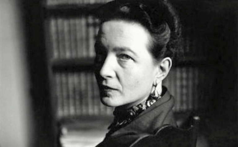 Página de Inicio 2025 A Simone de Beauvoir hay que volver constantemente si hablamos de filosofía y feminismo. Los movimientos feministas desde la segunda mitad del siglo XX, y aún hoy, en el XXI, miran una y otra vez y se alimentan de su obra «El segundo sexo». Imagen de Beauvoir de Elliott Erwitt, 1952, en Flickr, de dominio público.