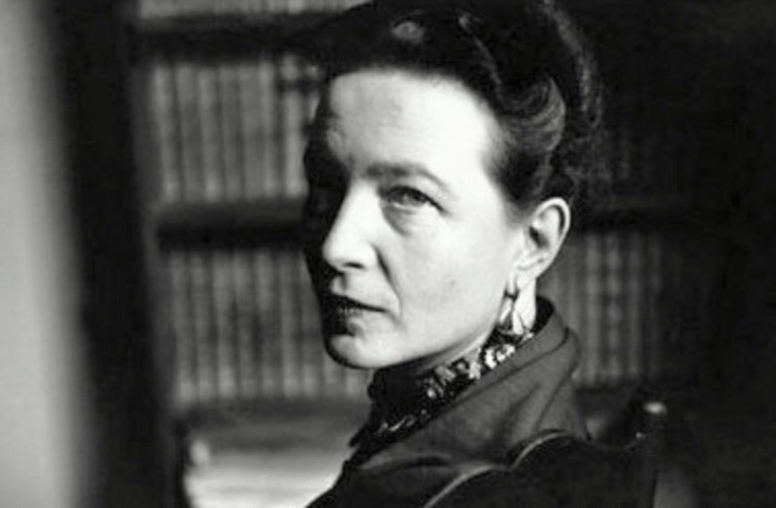 A Simone de Beauvoir hay que volver constantemente si hablamos de filosofía y feminismo. Los movimientos feministas desde la segunda mitad del siglo XX, y aún hoy, en el XXI, miran una y otra vez y se alimentan de su obra «El segundo sexo». Imagen de Beauvoir de Elliott Erwitt, 1952, en Flickr, de dominio público.