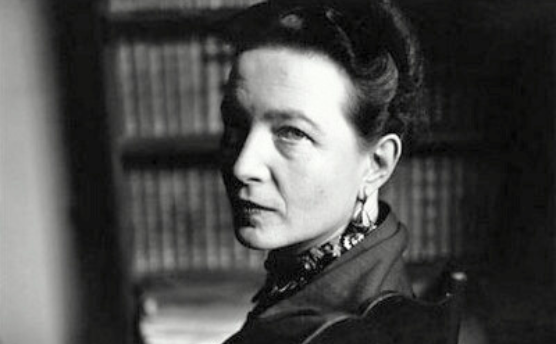 A Simone de Beauvoir hay que volver constantemente si hablamos de filosofÃ­a y feminismo. Los movimientos feministas desde la segunda mitad del siglo XX, y aÃºn hoy, en el XXI, miran una y otra vez y se alimentan de su obra Â«El segundo sexoÂ». Imagen de Beauvoir de Elliott Erwitt, 1952, en Flickr, de dominio pÃºblico.