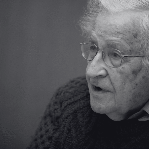 Fotografía de Noam Chomsky de Luis Astudillo C. para la Cancillería del Ecuador, Boston, 29 abril 2015. Publicada en Wikimedia Commons bajo licencia CC BY-SA 2.0.