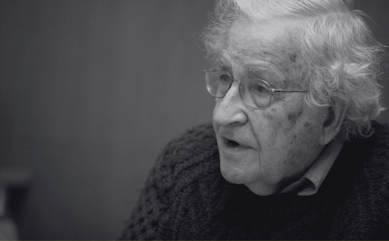 Página de Inicio 2025 Fotografía de Noam Chomsky de Luis Astudillo C. para la Cancillería del Ecuador, Boston, 29 abril 2015. Publicada en Wikimedia Commons bajo licencia CC BY-SA 2.0.