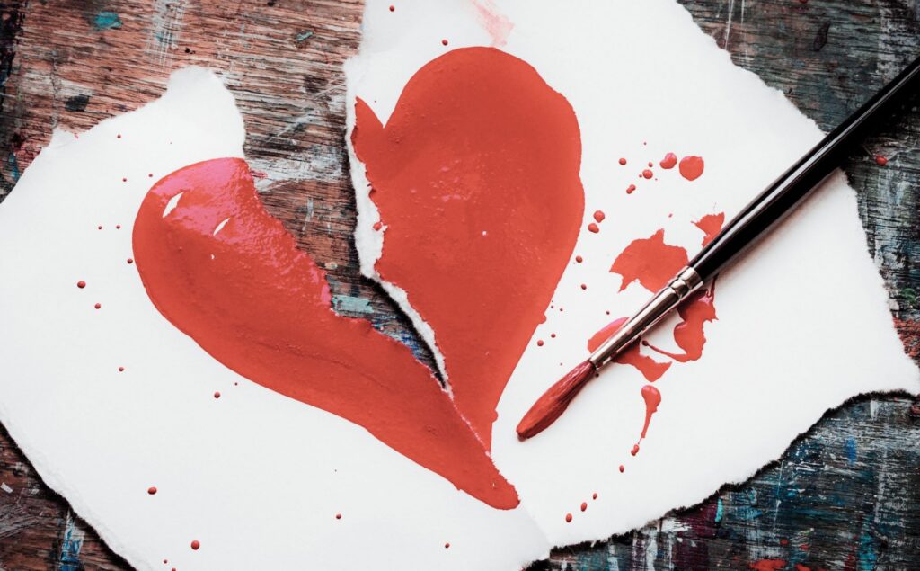 Ilustración de un corazón roto. Libro Amor triste, de Carrie Jenkins.