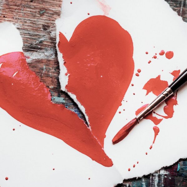 Ilustración de un corazón roto. Libro Amor triste, de Carrie Jenkins.