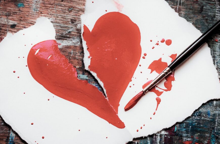 Ilustración de un corazón roto. Libro Amor triste, de Carrie Jenkins.